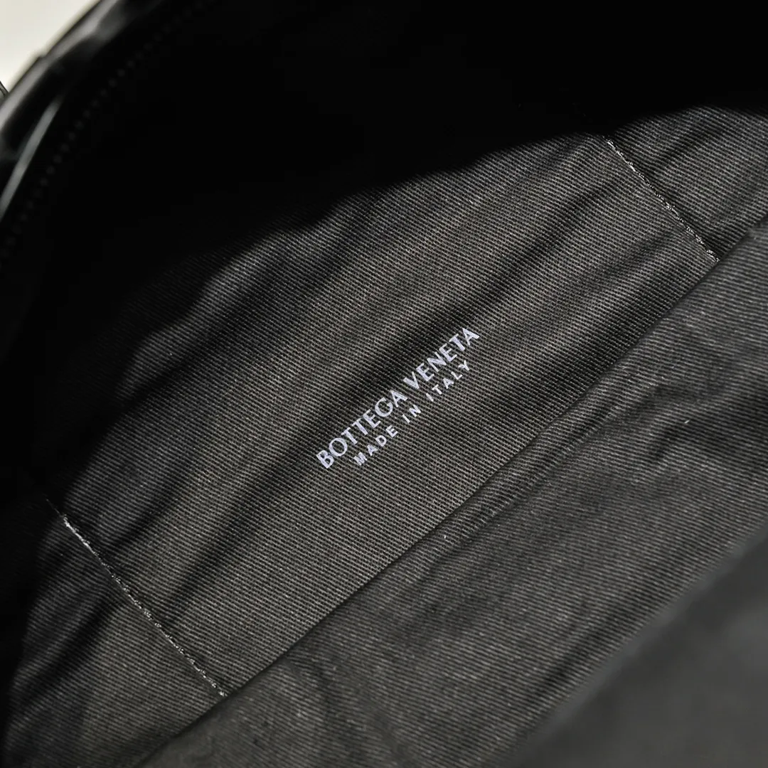 New 👇BV Baodiejia's new woven backpack is a must-have item for travel, and the backpack is definitely the first choice for popularity. As the iconic classic element of the brand, it is well integrated into larger backpacks. It uses woven strips with a width of 1.5 to make the whole more coordinated. Fashion and recognition are well balanced. No logo, low-key and generous. Italian calfskin + canvas lining. High functionality, size: width 32*43cm